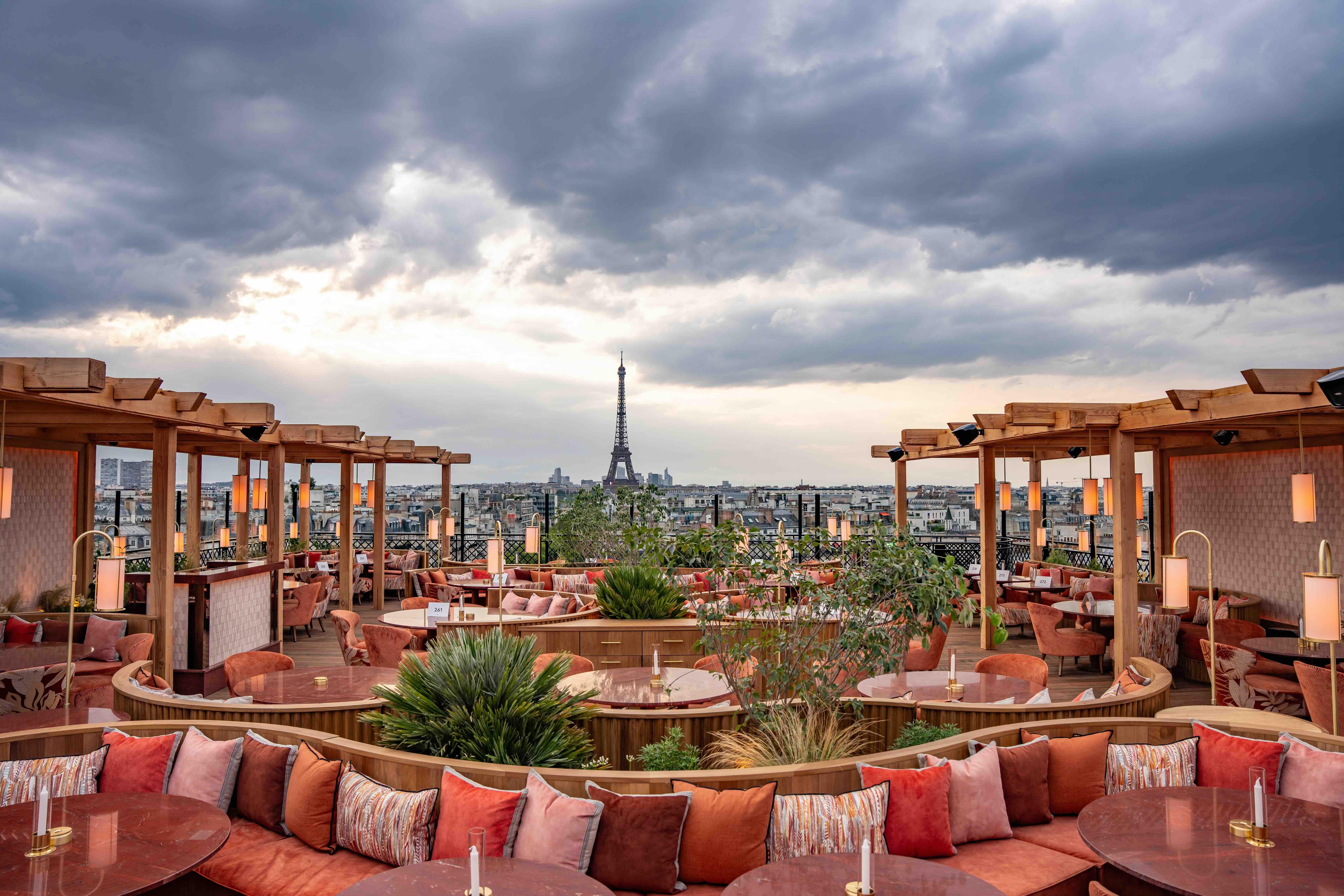 Le rooftop vue sur la Tour Eiffel de l’hôtel © Le SAX Paris